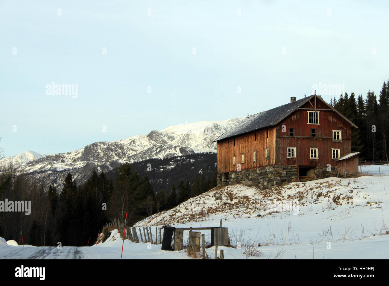 Beau paysage de paysage norvégien dans les montagnes. Grange à distance avec de vieux caractère imprenable. Banque D'Images