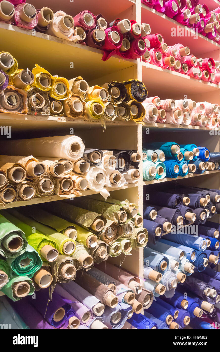 Rouleaux de matériau sur écran en tissu Boutique Banque D'Images