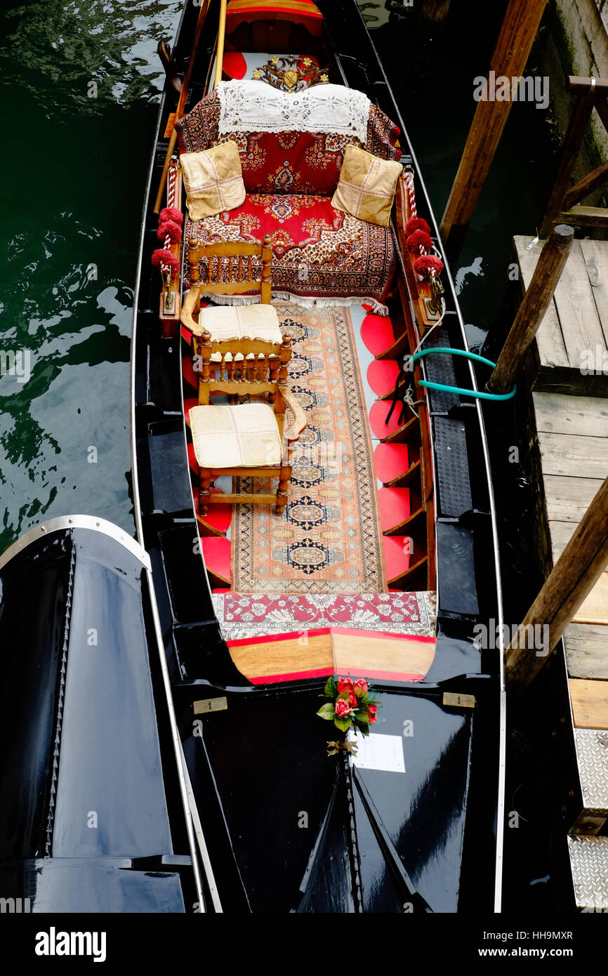 Intérieur d'une gondole à Venise, Italie. Banque D'Images