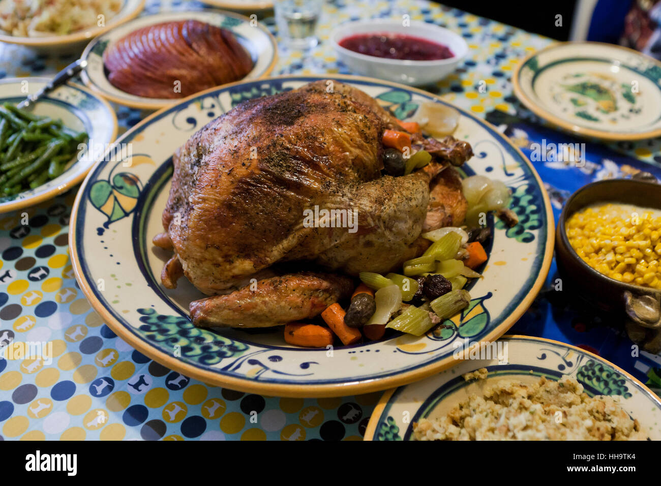 Dinde de Thanksgiving et côtés sur table (table de dîner de Thanksgiving Turquie) - USA Banque D'Images