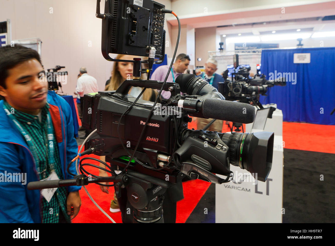Les systèmes de caméras vidéo broadcast Panasonic sur l'affichage à une foire commerciale - USA Banque D'Images
