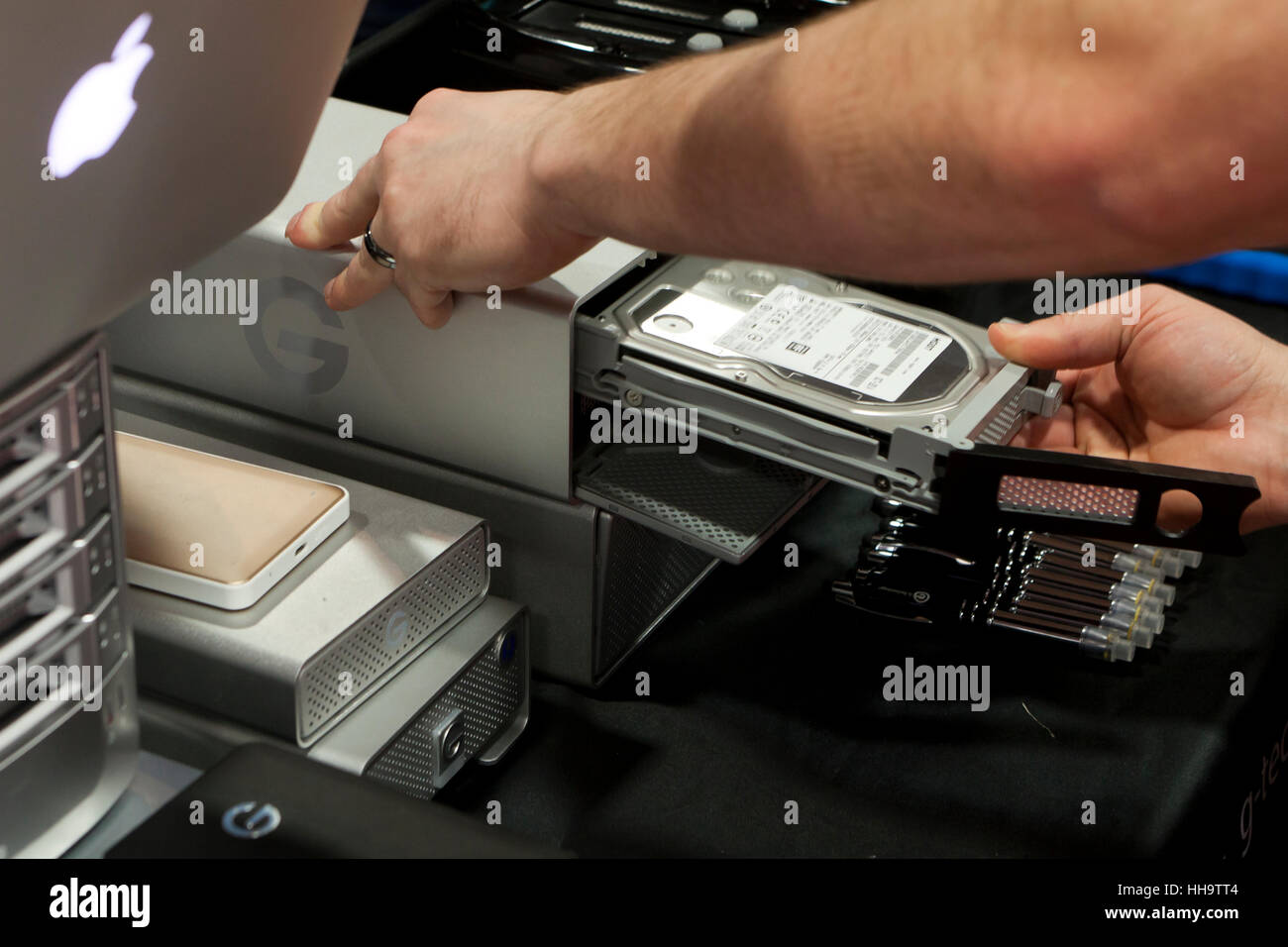 L'homme en insérant le disque dur dans la baie RAID - USA Banque D'Images