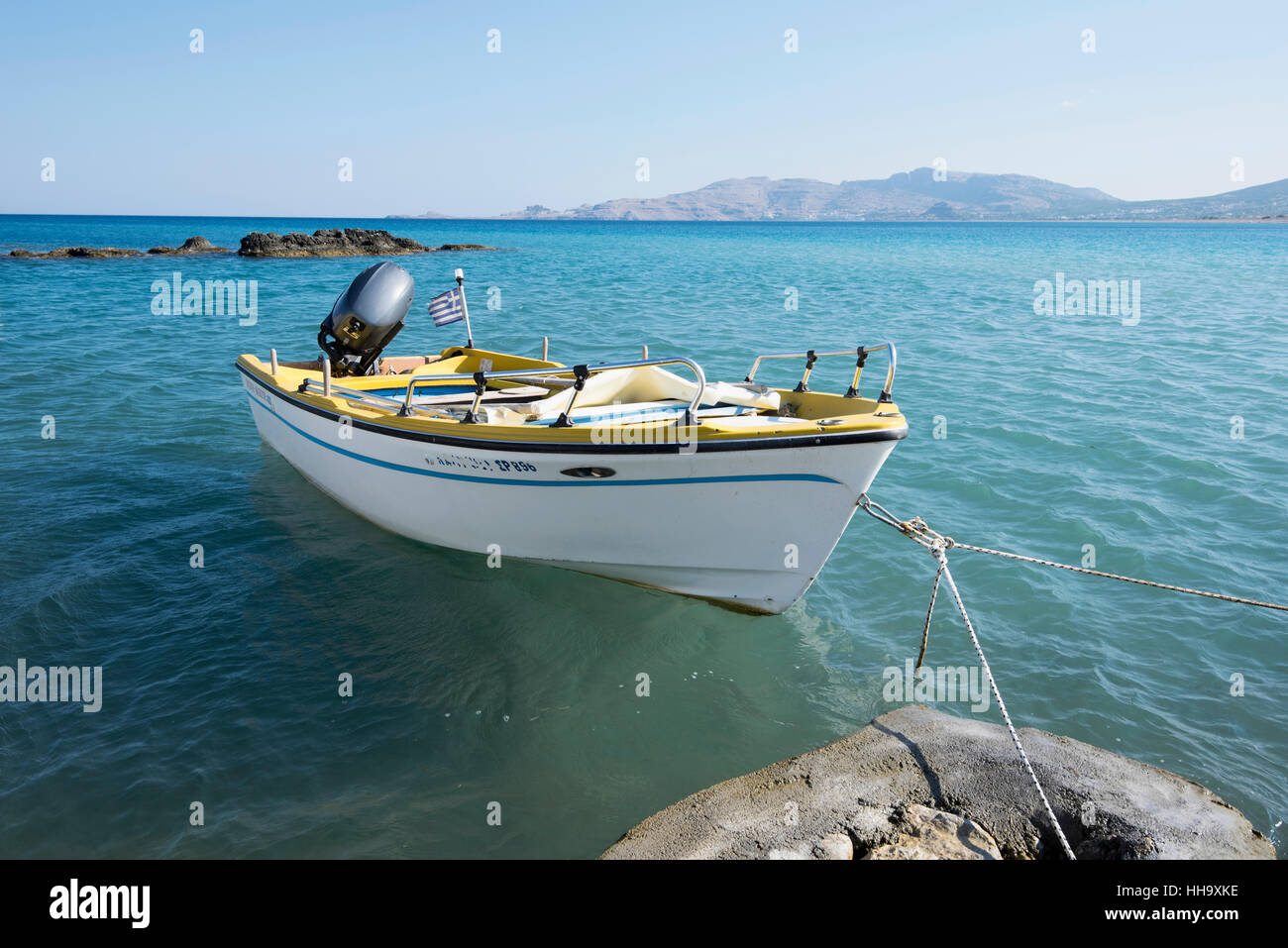 Bateau de pêche à la plage d'Haraki Charaki Rhodes Banque D'Images