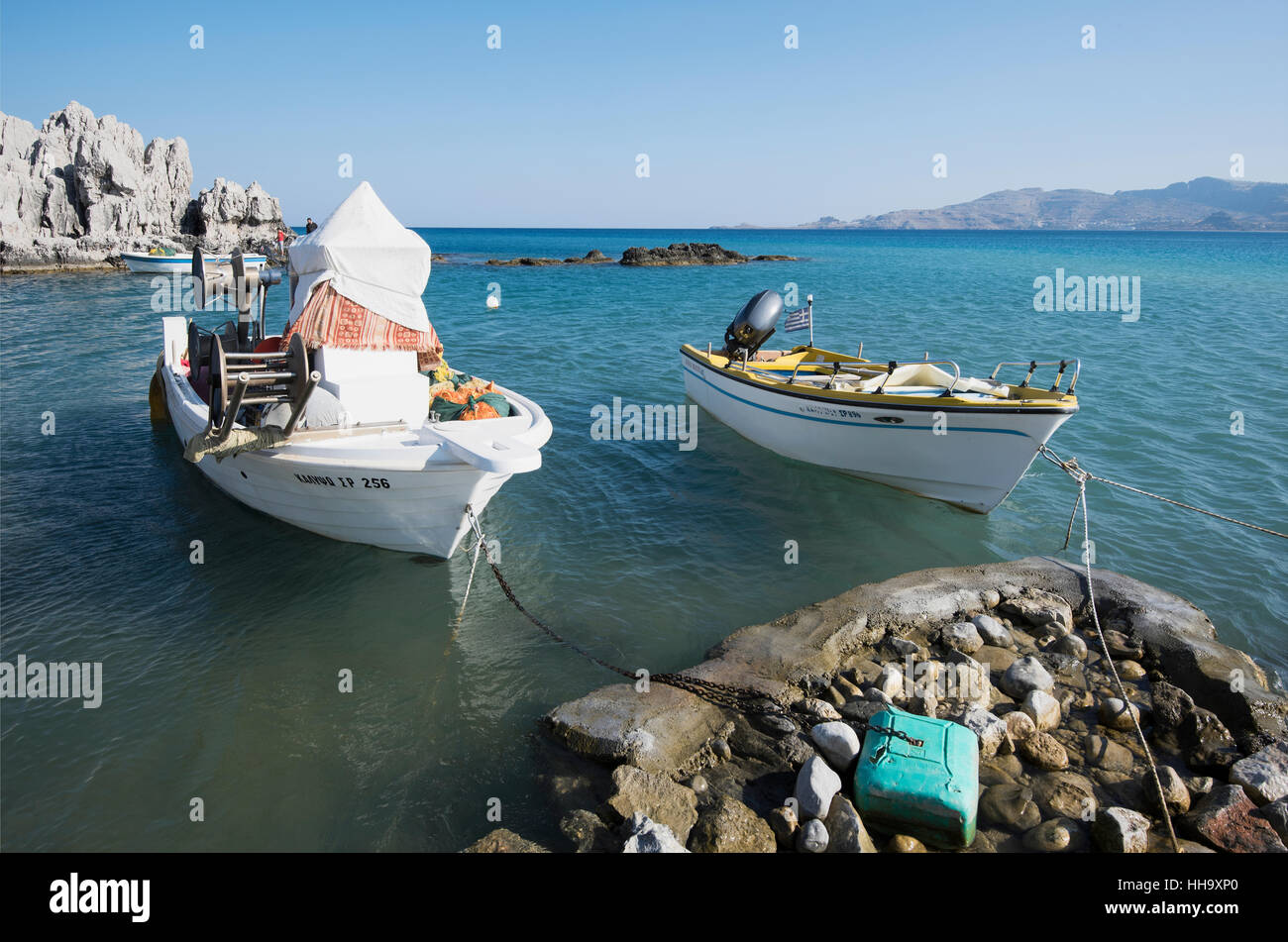 Des bateaux de pêche à la plage d'Haraki Charaki Rhodes Banque D'Images