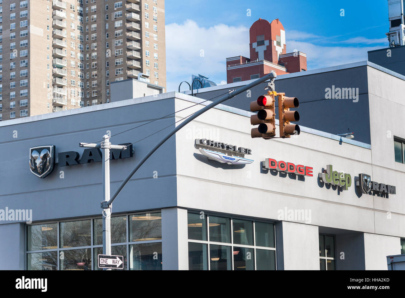 Un concessionnaire Chrysler à Manhattan à New York, le Jeudi, Janvier 12, 2017. L'Environmental Protection Agency des États-Unis a allégué que secrètement installé logiciel va causer la voiture à apparaître plus respectueuse de l'environnement en passant par les tests d'émissions tout en permettant une augmentation des émissions au cours d'activités normales de tous les jours de conduite. Chrysler Fiat a chuté de plus de 15 pour cent des stocks avant la transaction est suspendue. (© Richard B. Levine) Banque D'Images