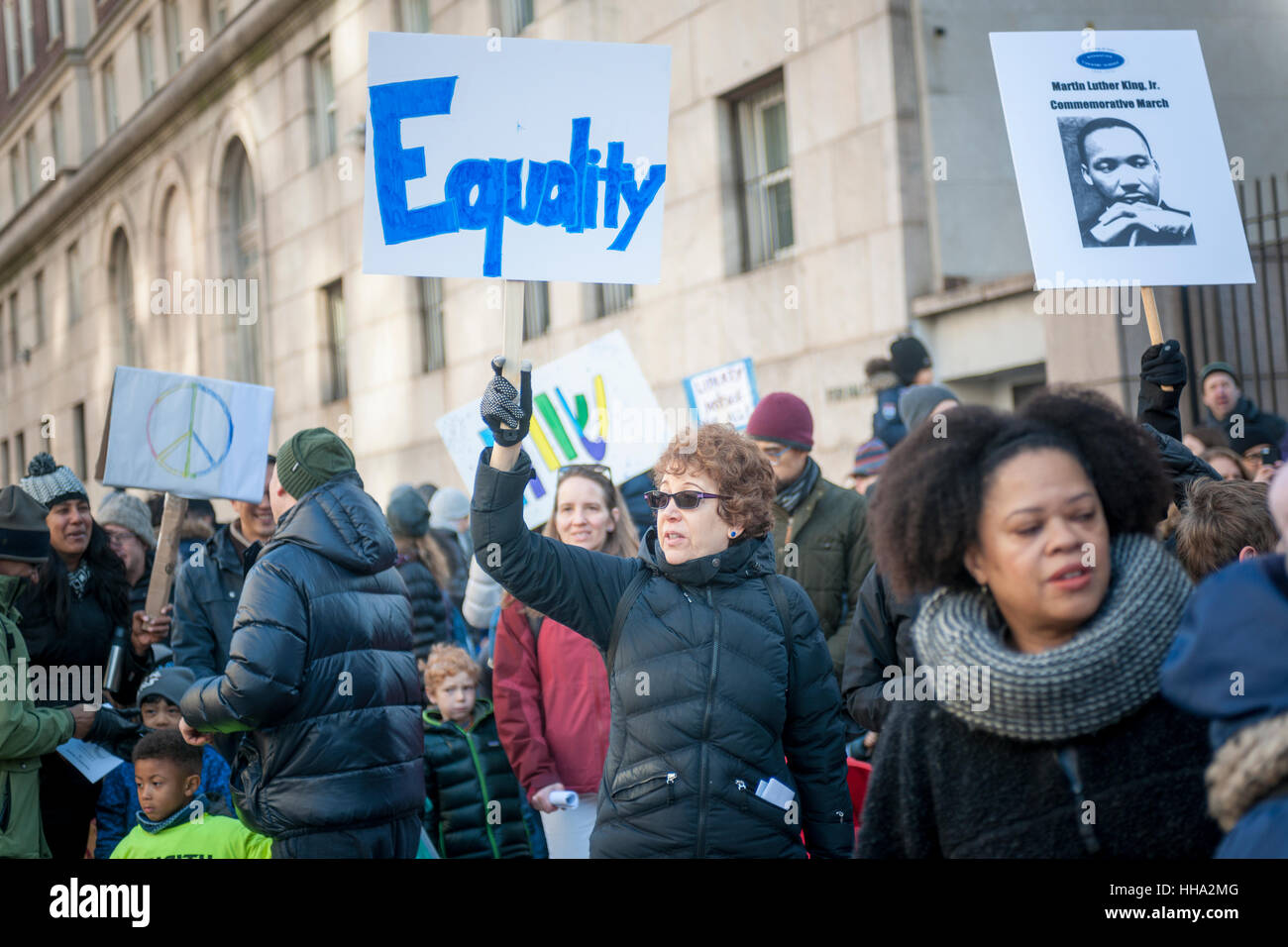 Les étudiants de l'École Pays Manhattan avec leurs familles et amis participent à leur 29e assemblée annuelle de commémoration de Martin Luther King à pied à New York, organisé par la 8e année, le lundi, Janvier 16, 2017. Les marcheurs honoré la mémoire du Roi dans leur marche à travers le Morningside Heights et Harlem s'arrêtant à divers sites pour lire les discours et les lettres écrites par les élèves. (© Richard B. Levine) Banque D'Images