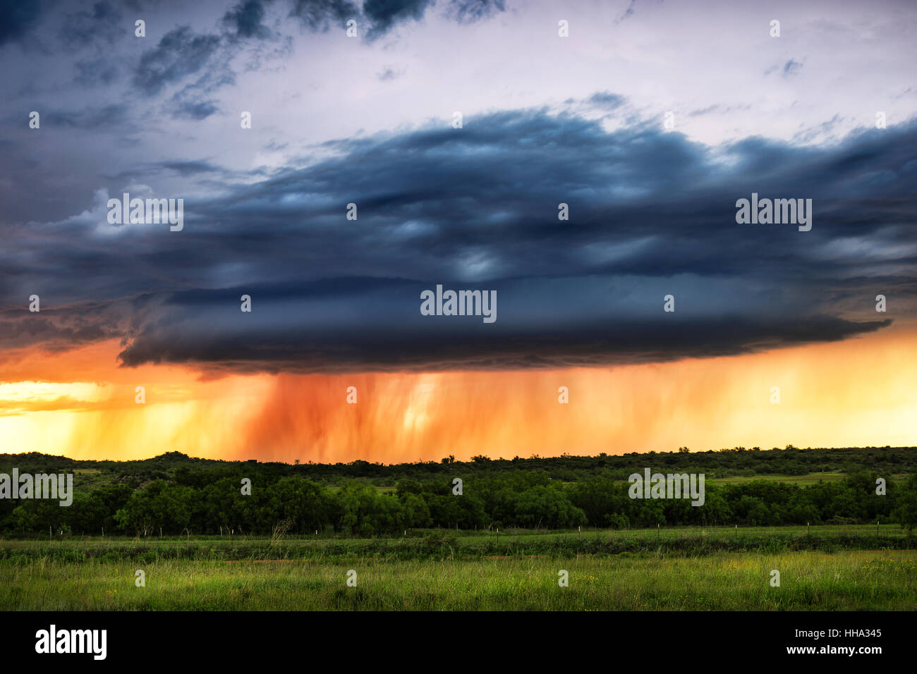 Orages supercellulaires au coucher du soleil près de Roby, Texas Banque D'Images