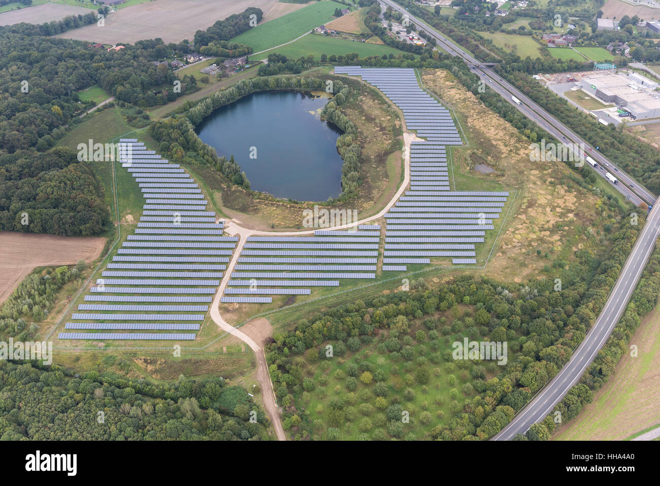 Mühlenfeld avec panneaux solaires, petit lac avec système photovoltaïque, Grafschafter Road A57, Neukirchen, Bas-rhin, Banque D'Images