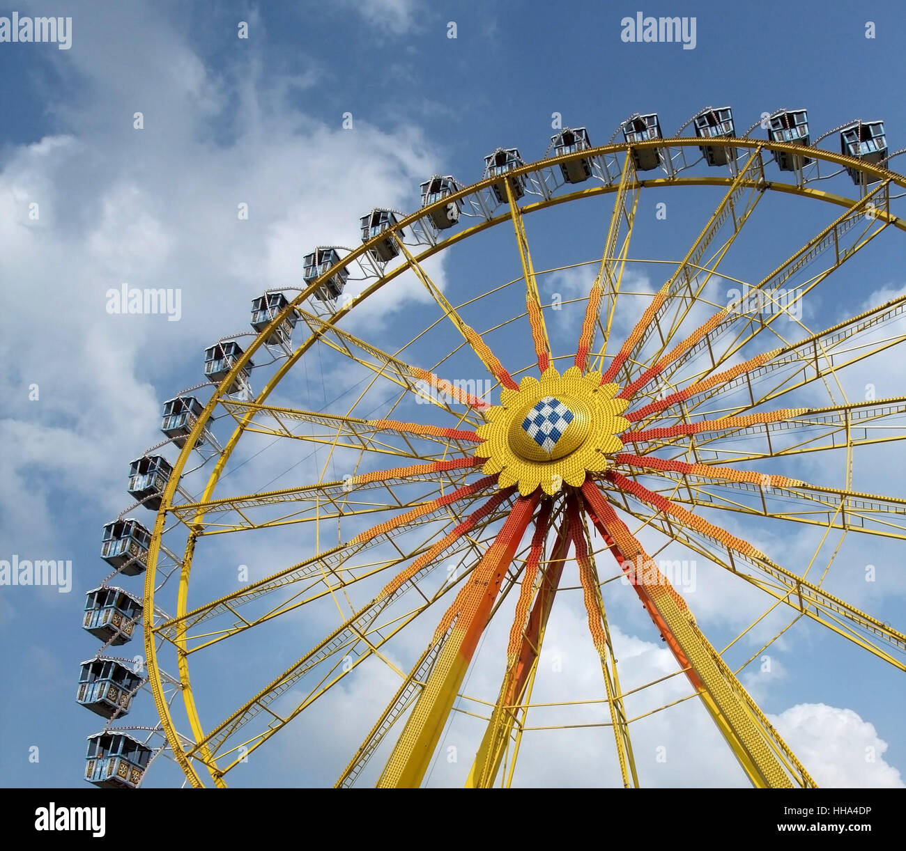 Détail d'un angle faible grande roue en face de ciel bleu avec quelques nuages Banque D'Images