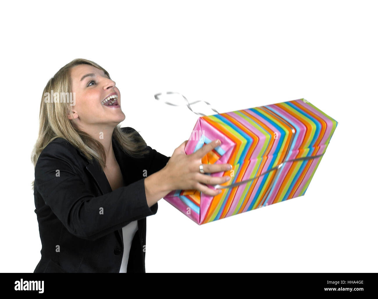 Rire fille mignonne l'obtention d'un pack cadeau, isolated on white Banque D'Images