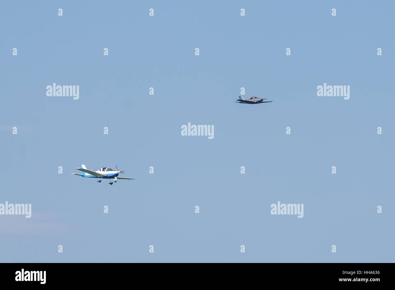 2 vieux avions volant dans le ciel bleu Banque D'Images