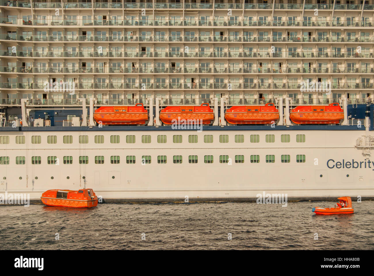 La vie des bateaux et cabines sur le côté d'un bateau de croisière lage dans le port de Rhodes en Grèce. Banque D'Images
