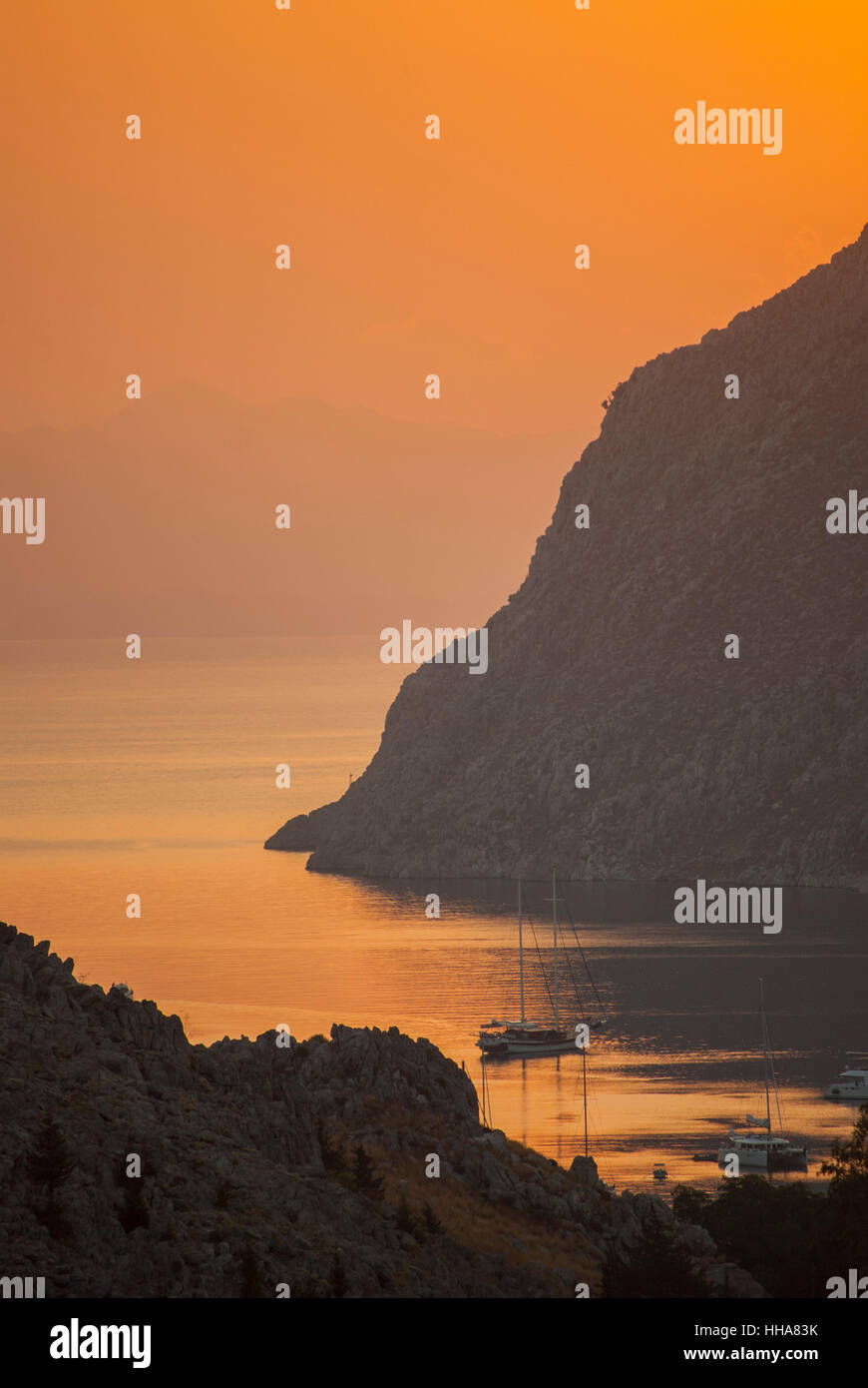 L'aube sur la côte turque à la baisse par Horio vers Pedi, sur Symi Grèce. Banque D'Images