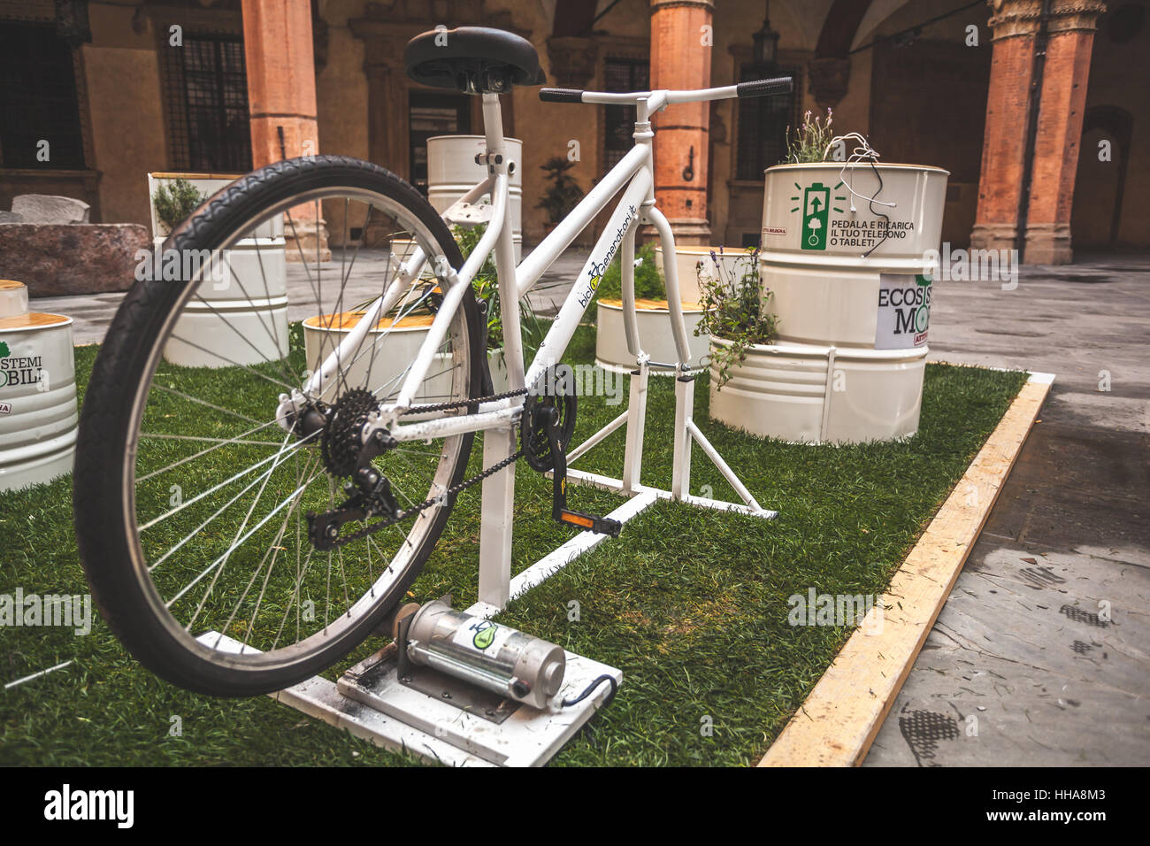 L'écosystème mobile sur un vélo à Bologne en Italie. Bike transformé en énergie électrique de charge du générateur que vous pédalez Banque D'Images