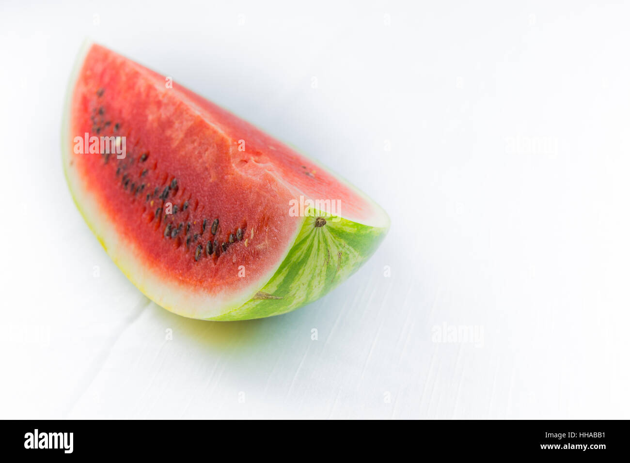 Watermelon coupées en deux ou en segments.demi-lune. Fruit d'été méditerranéen ou sicilienne. Sur fond blanc Coupe. ressource graphique. Banque D'Images