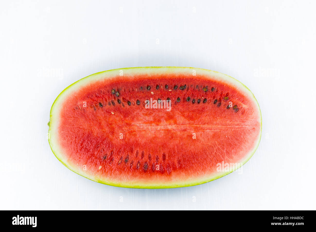 Watermelon coupées en deux ou en segments.demi-lune. Fruit d'été méditerranéen ou sicilienne. Sur fond blanc Coupe. ressource graphique. Banque D'Images