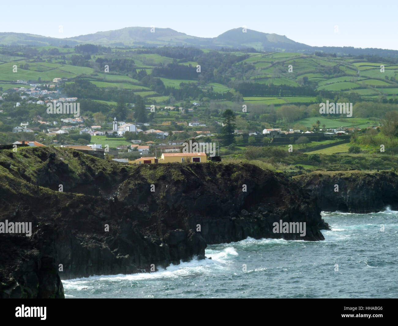 Paysages côtières rocheuses à l'île de São Miguel, la plus grande île de l'archipel des Açores, un groupe d'îles volcanique situé au milieu de l'océan Atlantique Nord (Portugal) Banque D'Images