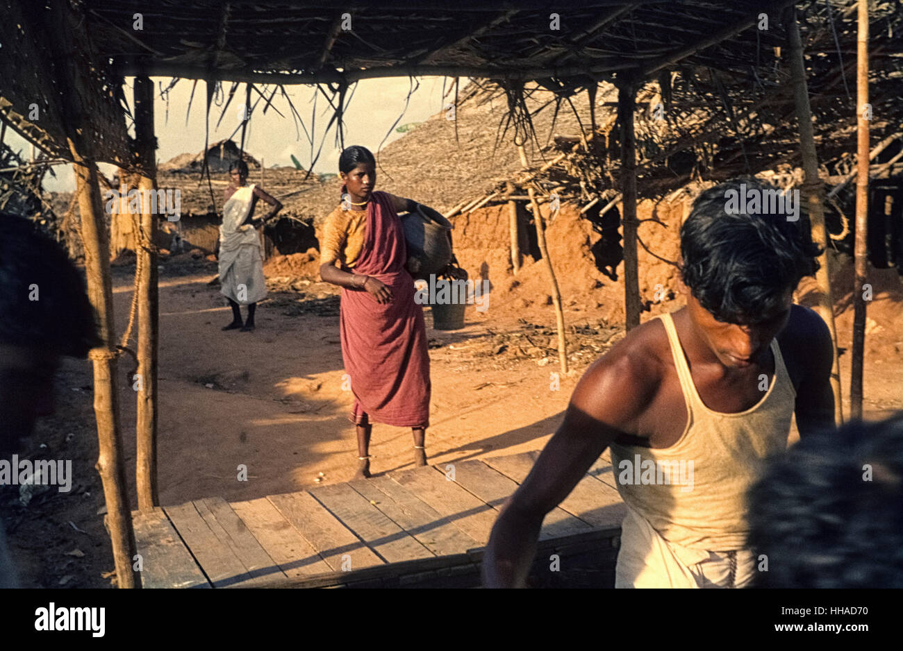 In einem Dorf in der Nähe von Neyveli, Tamil Nadu, 1962. Dans Neyveli entstand eine Fabrik mit Mitteln der Entwicklungshilfe. Banque D'Images