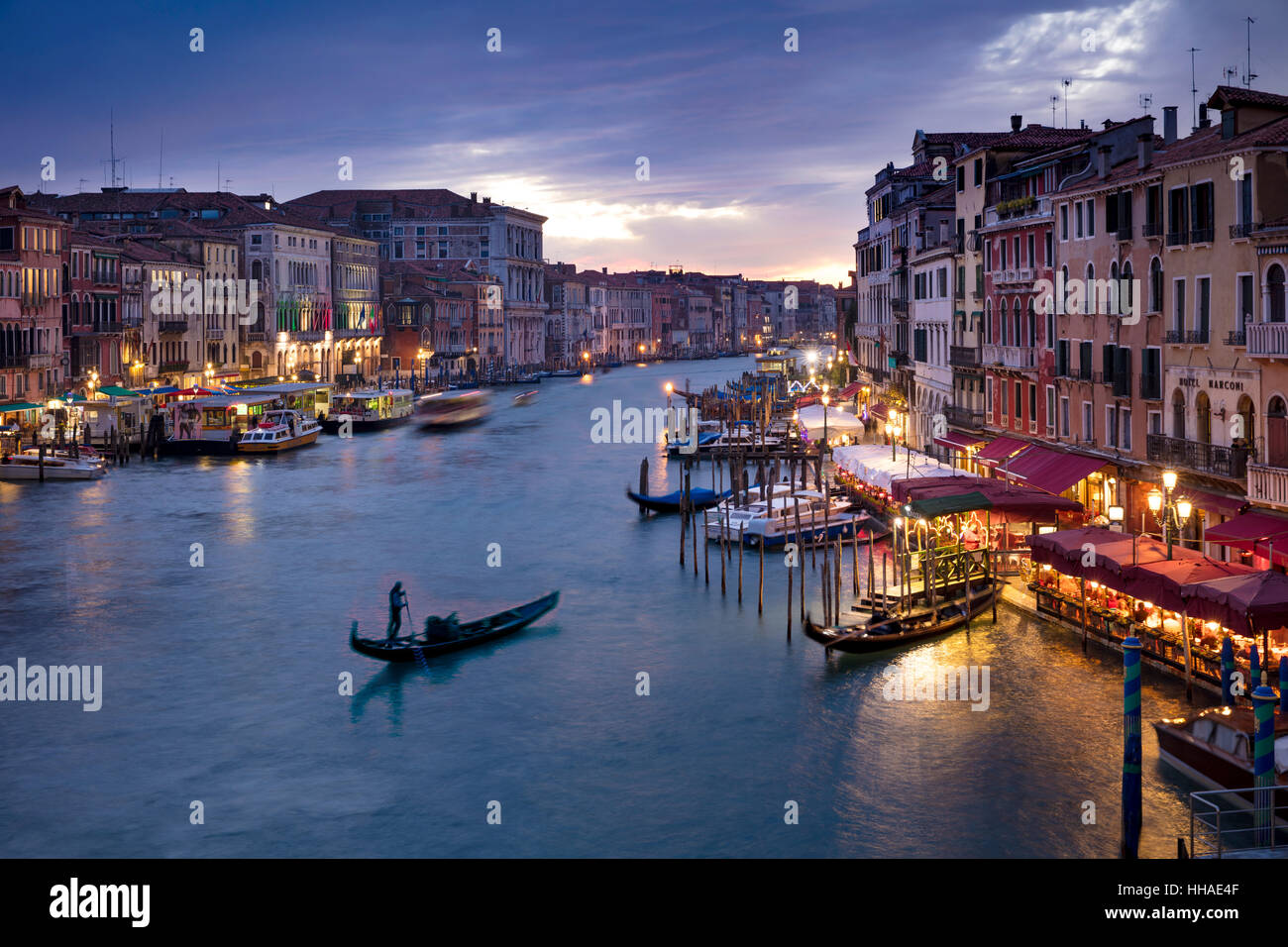 Soirée colorée sur le Grand Canal et de la ville de Venice, Veneto, Italie Banque D'Images