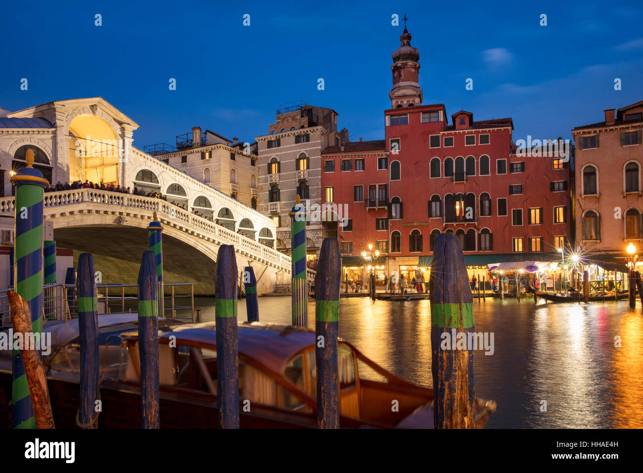 Le crépuscule sur le pont Realto et le Grand Canal, Venise, Vénétie, Italie Banque D'Images