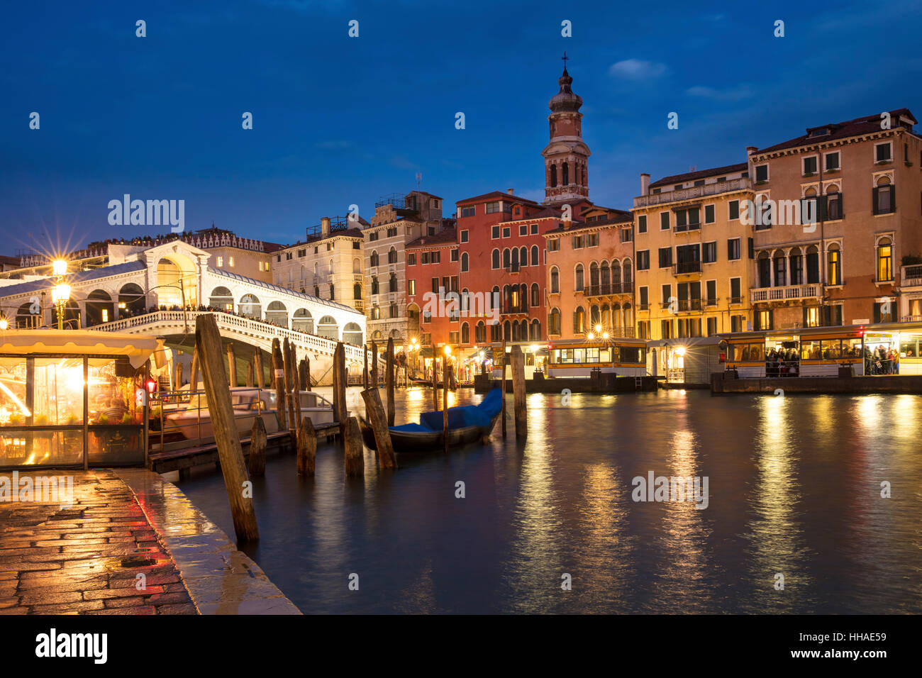 Le crépuscule sur le pont Realto et le Grand Canal, Venise, Vénétie, Italie Banque D'Images