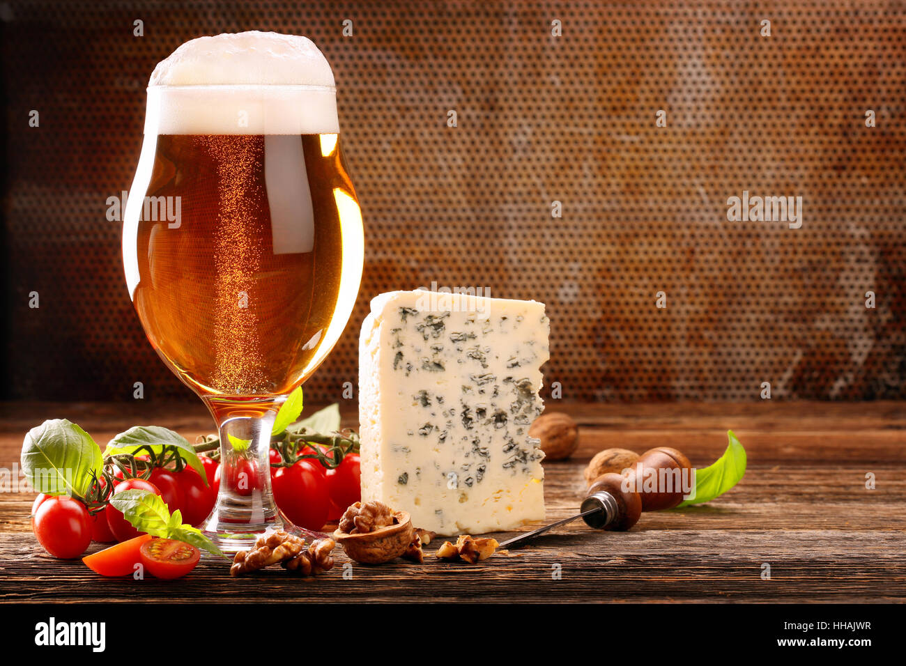 Verre de bière et de fromage bleu sur fond marron vintage et de l'espace  pour le texte Photo Stock - Alamy