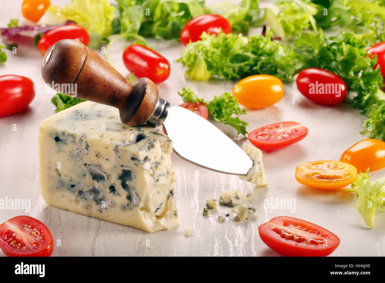 Morceau de fromage bleu à la tomate sur fond de pierre et de l'espace pour le texte Banque D'Images