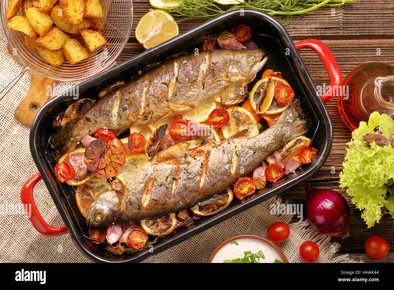 Du Poisson Cuit Au Four Avec Legumes Et Pommes De Terre Dans Le