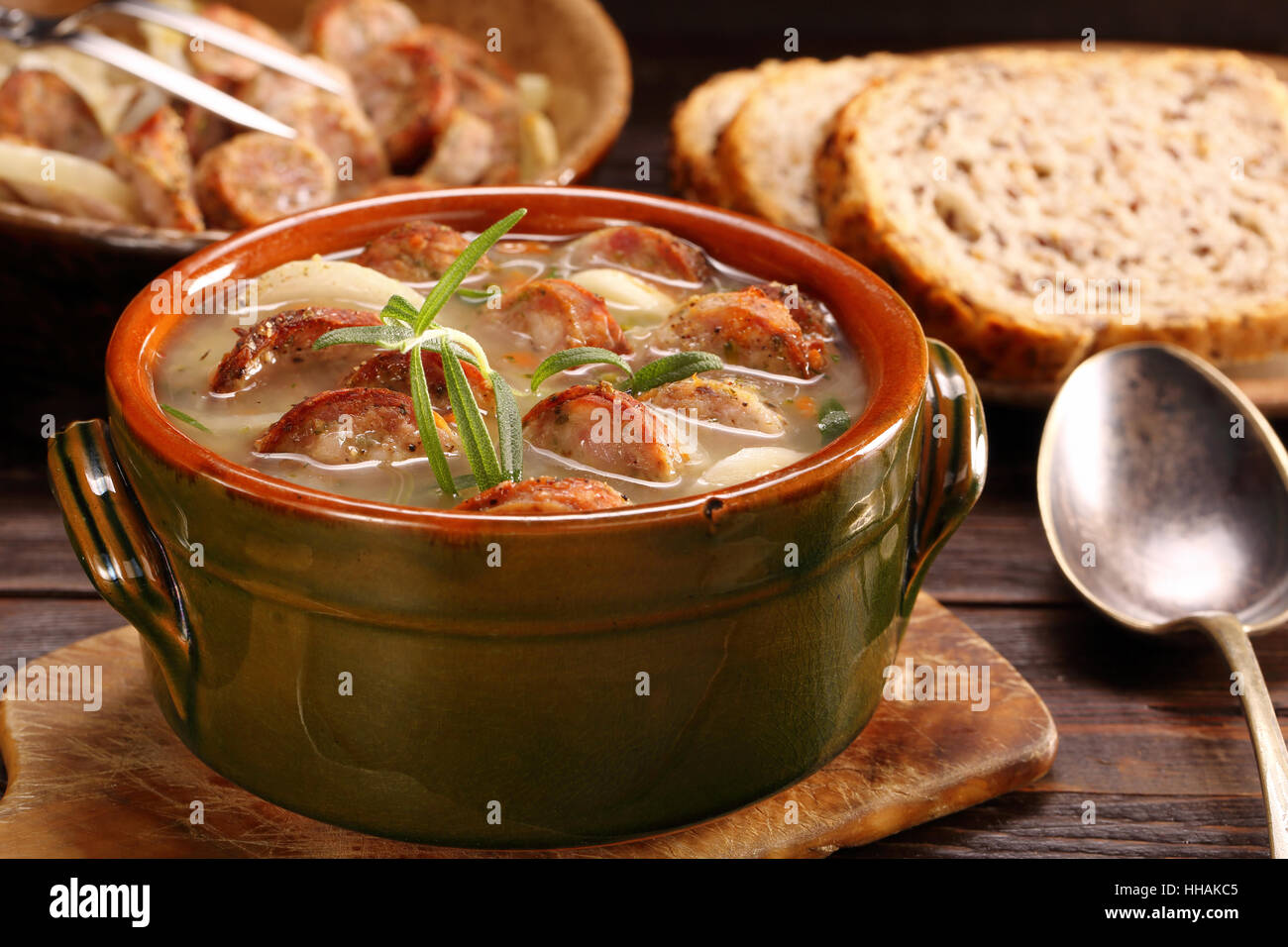 Zurek polonais traditionnel soupe de pâques avec saucisse blanche Banque D'Images