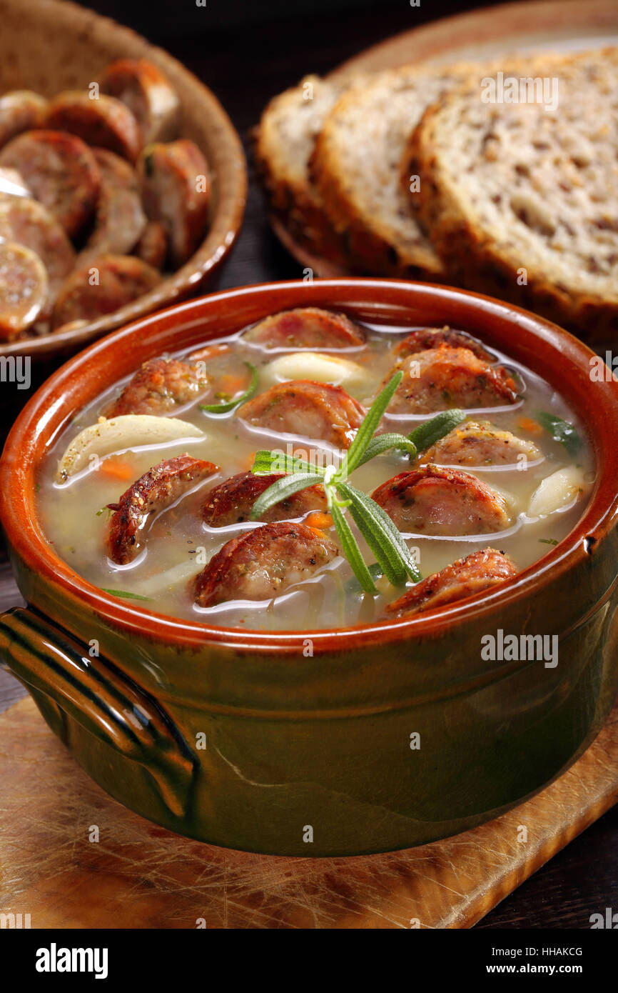 Zurek polonais traditionnel soupe de pâques avec saucisse blanche Banque D'Images