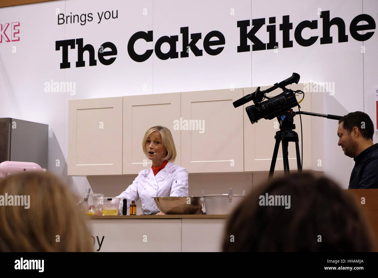 Mich Turner démontre la fabrication d'un gâteau de mousseline de fraises au beurre et cuire Show à Londres, Earls Court, 2014. Banque D'Images