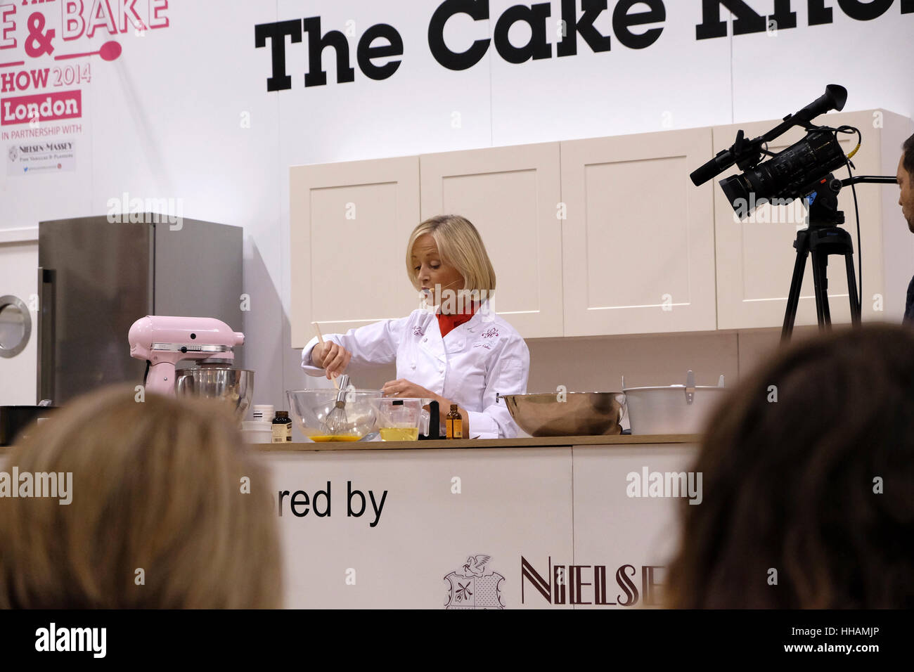 Mich Turner démontre la fabrication d'un gâteau de mousseline de fraises au beurre et cuire Show à Londres, Earls Court, 2014. Banque D'Images