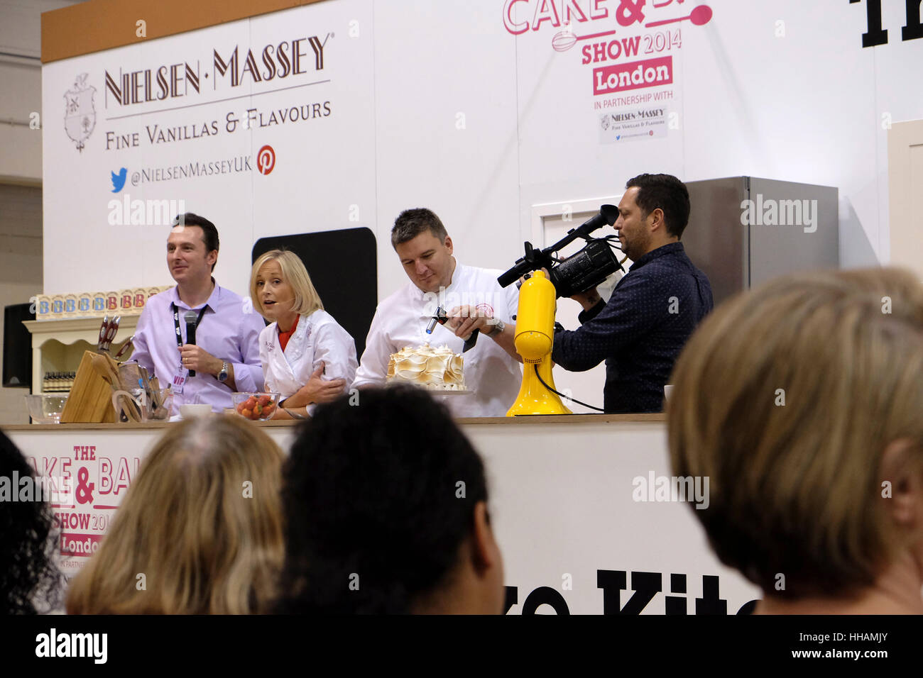Mich Turner démontre la fabrication d'un gâteau de mousseline de fraises au beurre et cuire Show à Londres, Earls Court, 2014. Banque D'Images