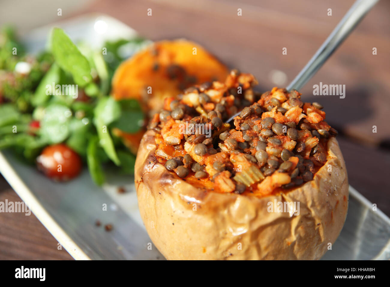 Réchauffement climatique et en bonne santé ou à l'automne automne alimentaire midi, la courge musquée, de lentilles et de la salade, en Angleterre, Royaume-Uni Banque D'Images