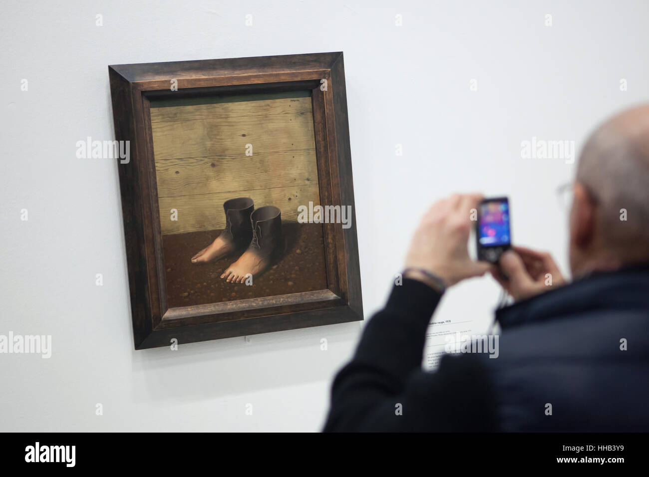 Visiteur utilise son smartphone pour photographier le tableau Le modele Rouge (le modèle Rouge, 1935) par l'artiste surréaliste belge René Magritte affichée à son exposition rétrospective au Centre Pompidou à Paris, France. L'exposition intitulée "René Magritte. La trahison des images' tourne au 23 janvier 2017. Après que la version reformulée de l'exposition sera présentée à la Schirn Kunsthalle Frankfurt am Main, Allemagne, du 10 février au 5 juin 2017. Banque D'Images