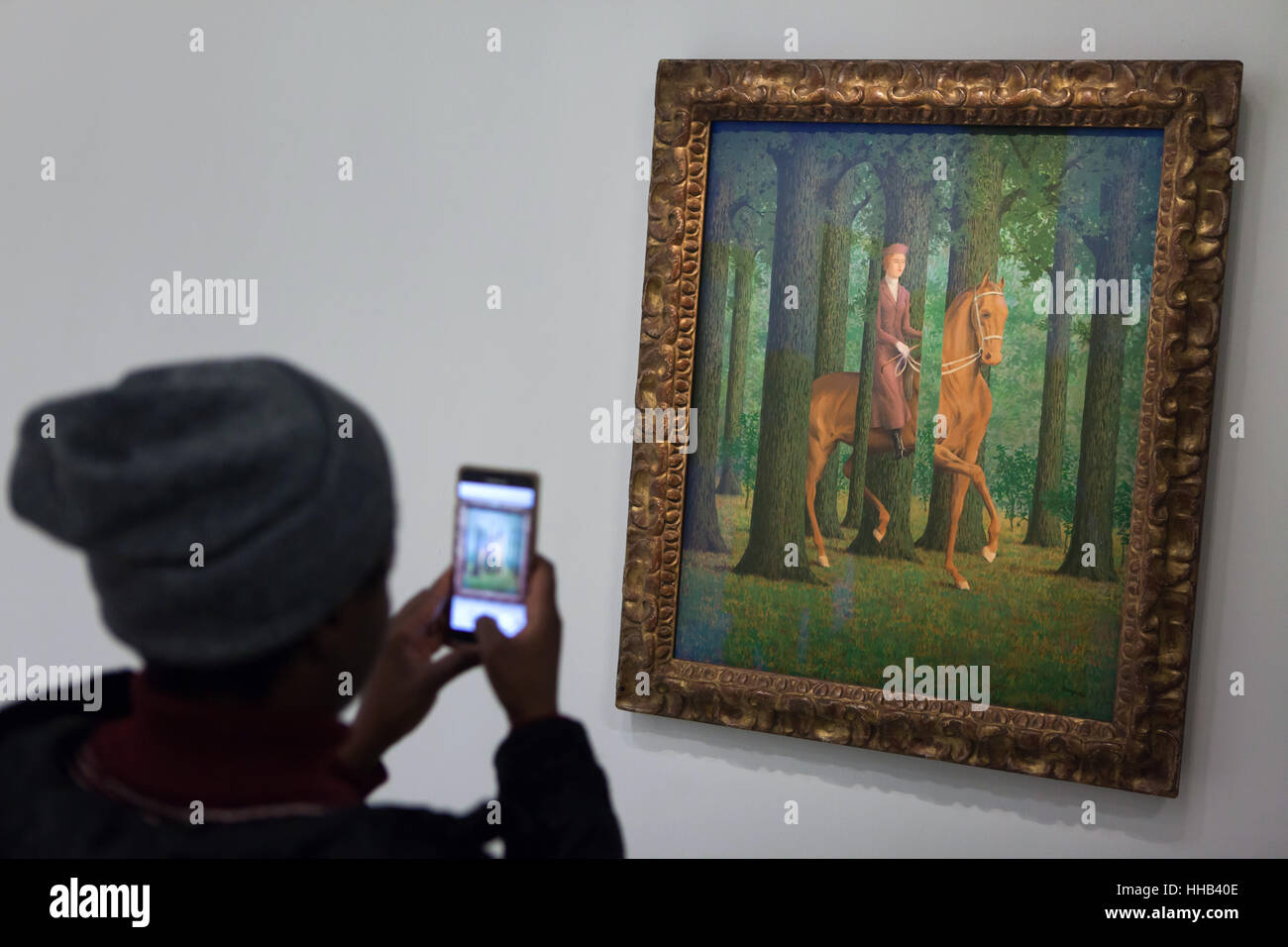 Visiteur Utilise Son Smartphone Pour Photographier Le Tableau Le Blanc Seing La Signature En Blanc 1965 Par L Artiste Surrealiste Belge Rene Magritte Affichee A Son Exposition Retrospective Au Centre Pompidou A Paris France