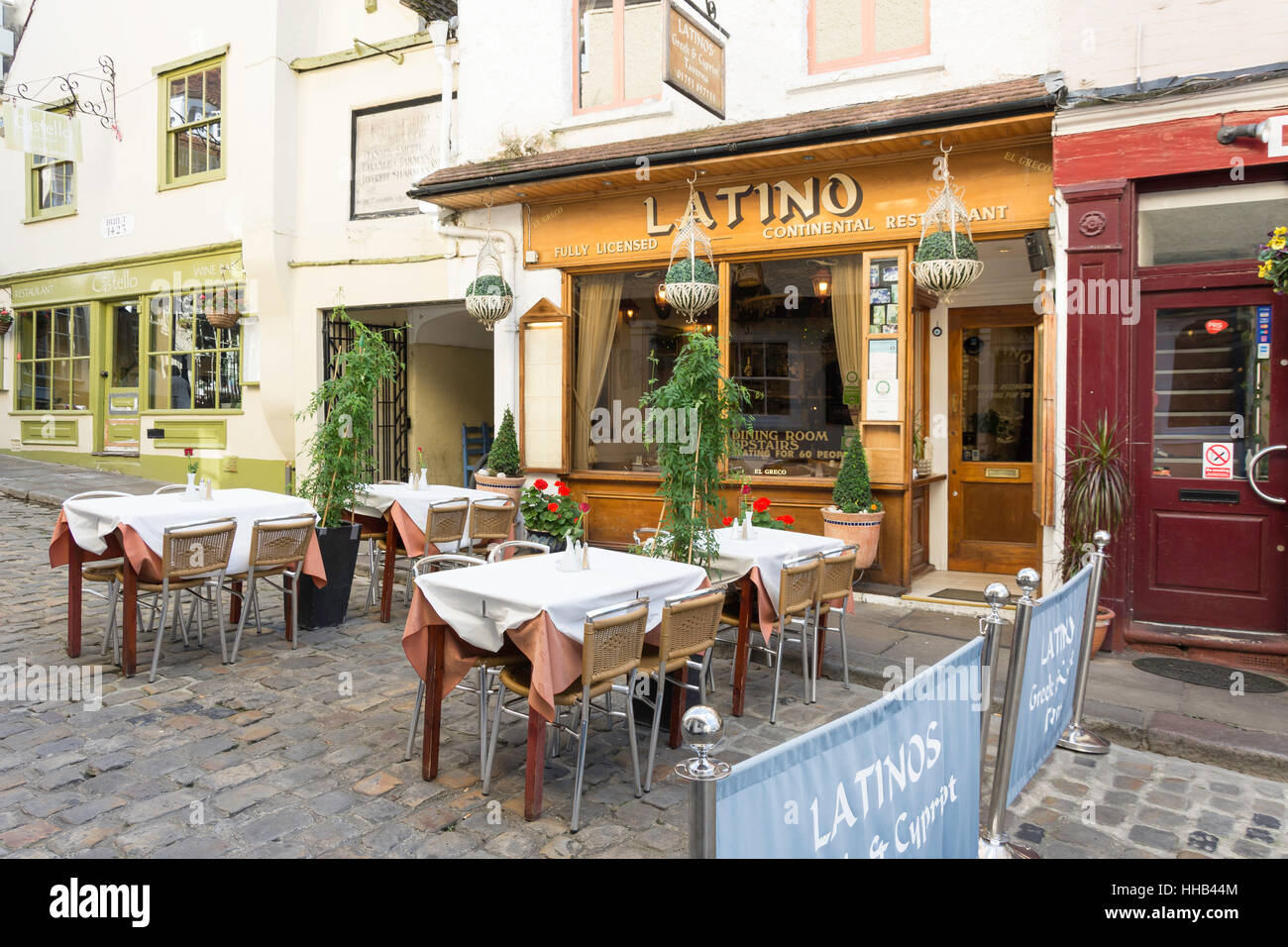 Coin salon en plein air au restaurant grec, latin Church Lane, Windsor, Berkshire, Angleterre, Royaume-Uni Banque D'Images