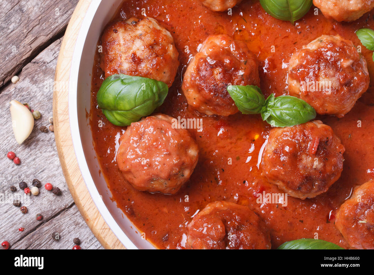Petites boulettes de viande avec sauce tomate et basilic close-up Vue de dessus. Banque D'Images