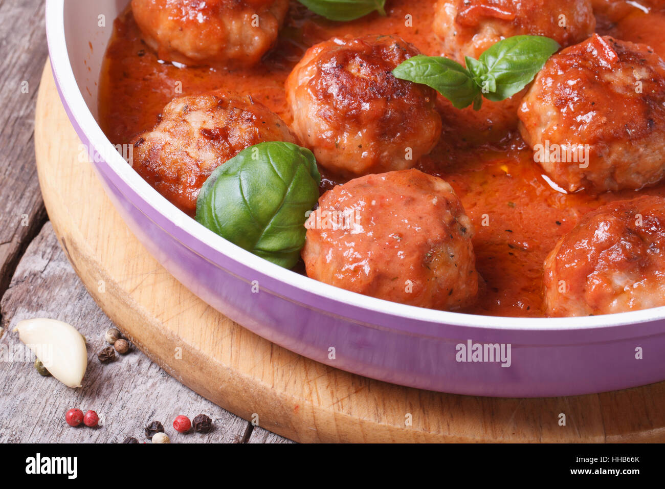 Petites boulettes de viande avec sauce tomate et basilic dans une macro panoramique horizontal. Banque D'Images