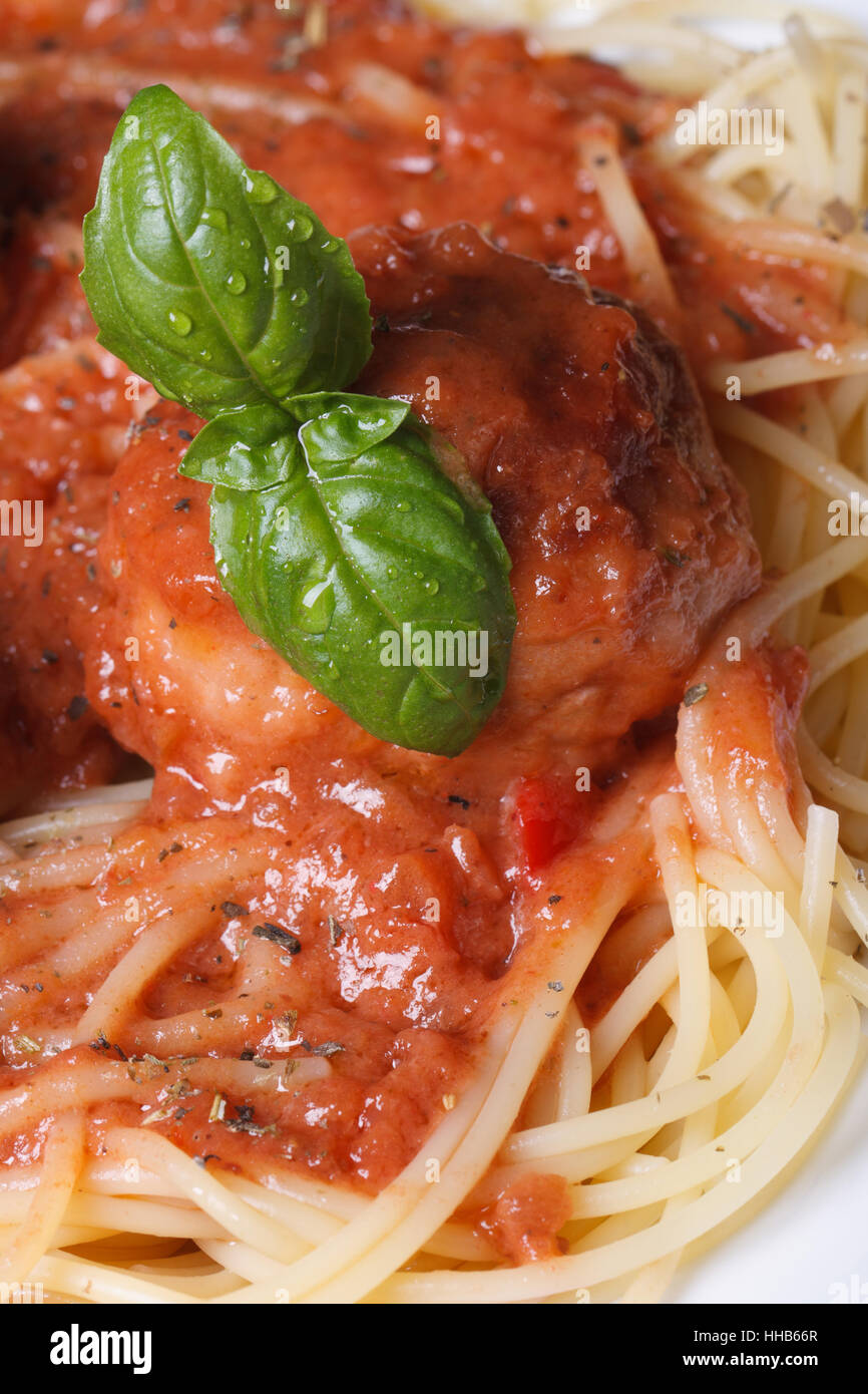 Spaghetti aux boulettes de pâtes et sauce tomate. Banque D'Images