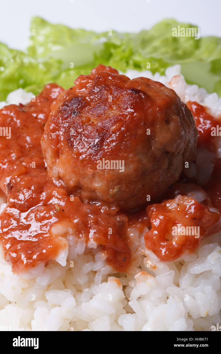 Des boulettes de viande avec du riz et de la sauce tomate macro à la verticale. Banque D'Images
