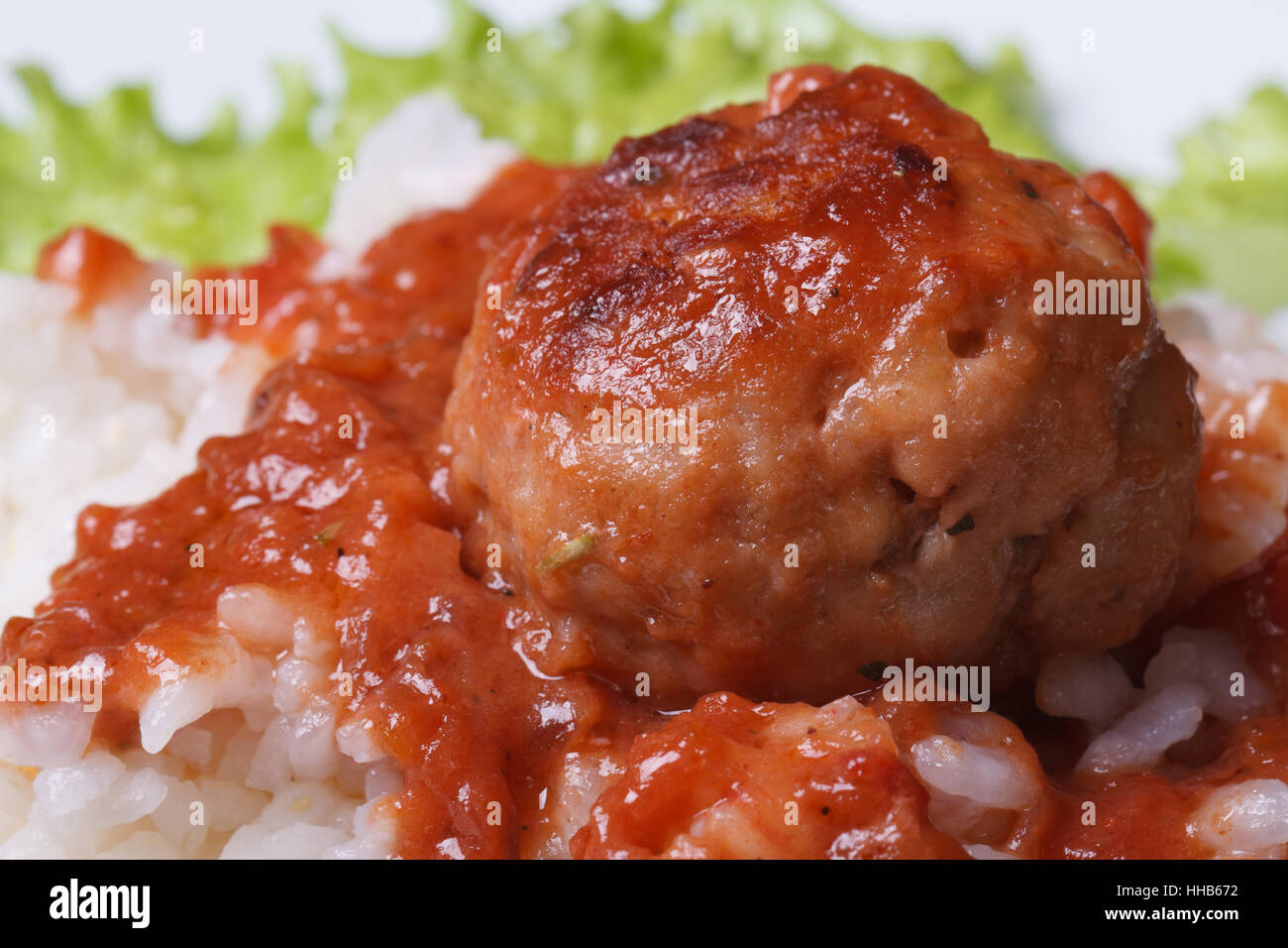 Meatball avec du riz et de la sauce tomate macro à l'horizontale. Banque D'Images