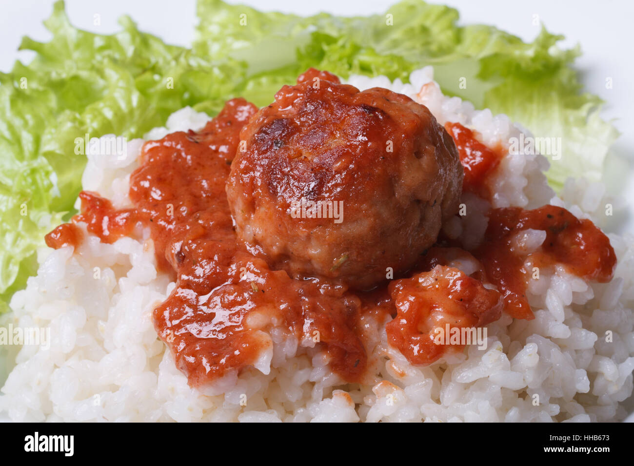 Des boulettes de viande avec du riz et de la sauce tomate à l'horizontale. close-up Banque D'Images