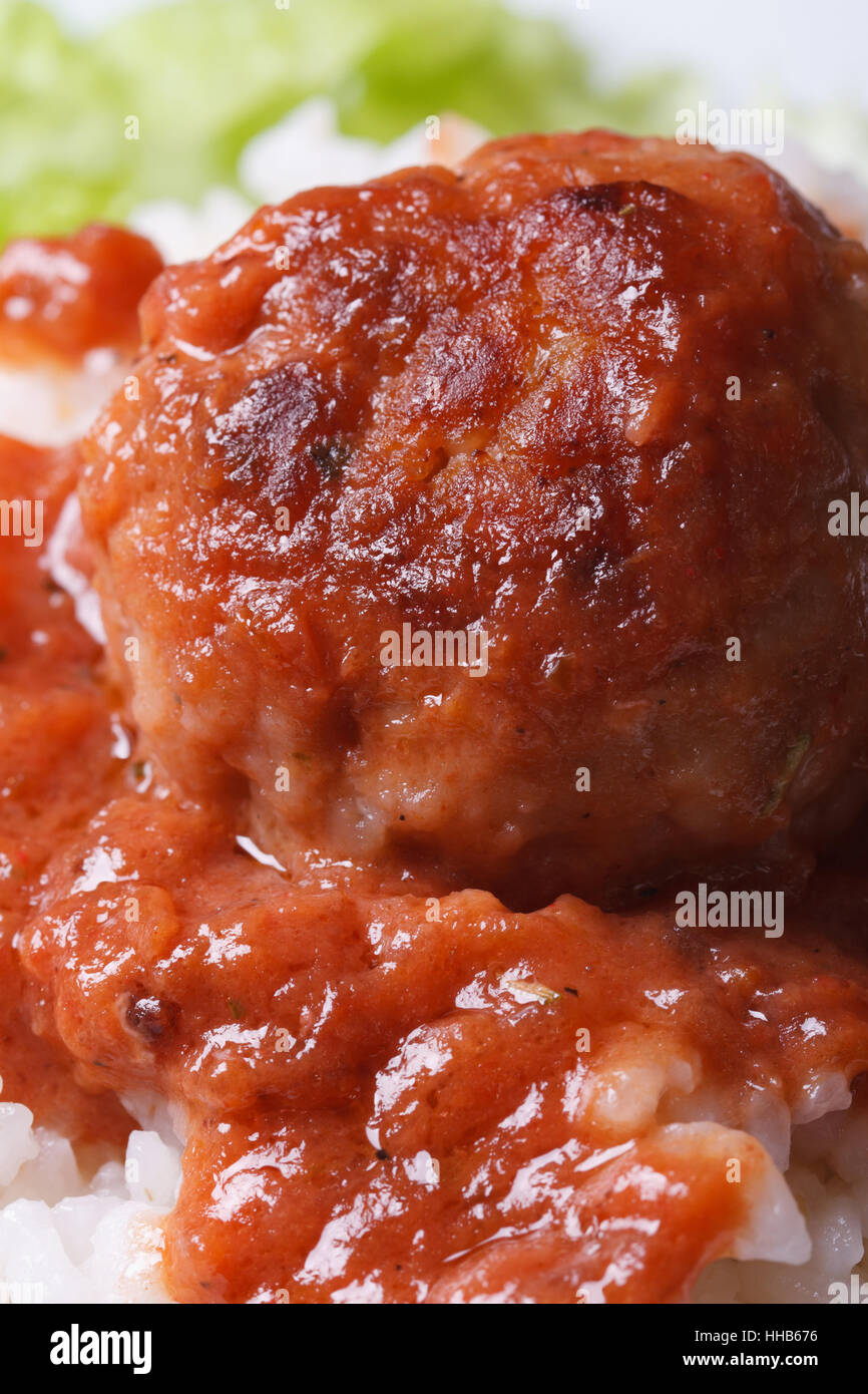 Boulettes de macro avec une sauce tomate et du riz. vertical Banque D'Images