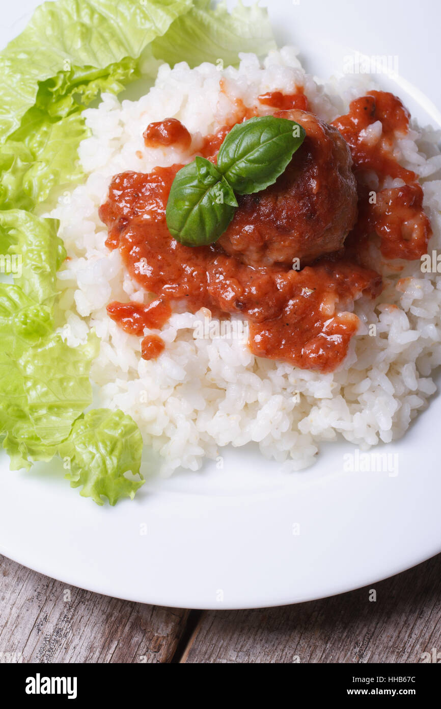 Les boulettes avec une sauce tomate et du riz sur la table. Vue de dessus Banque D'Images