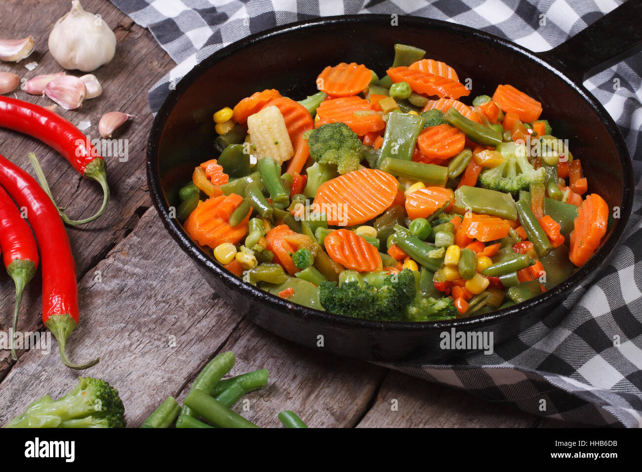 Légumes à la vapeur dans une casserole sur la table. horizontale. close-up Banque D'Images