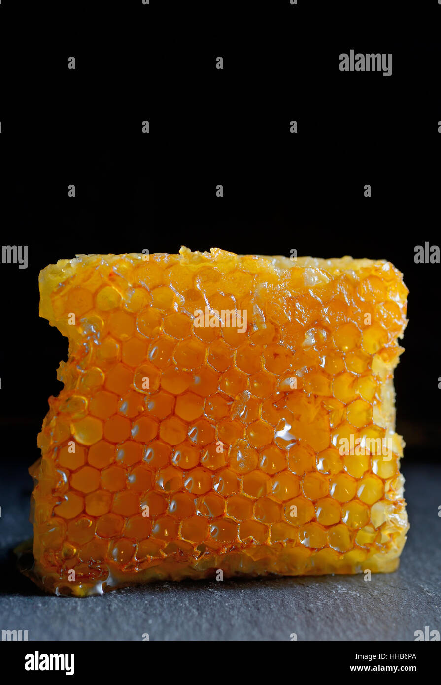 De miel et le miel sur la plaque noire Banque D'Images