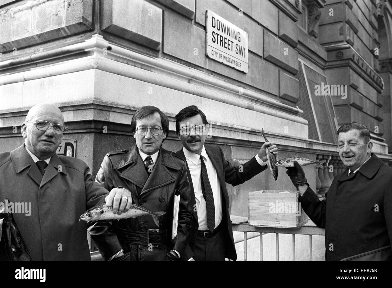 Les dirigeants des chalutiers redondant à Downing Street pour offrir aujourd'hui une boîte de poissons à n° 10 avant d'aller rencontrer le ministre de l'emploi, John Selwyn Gummer et lobby le communes sur l'effondrement de leur industrie et de non-admissibilité aux indemnités de licenciement. (L-r) Jim Williams (Vice-président), Paul Association Fleetwood Genney (Vice-président, Grimsby), Unwin (Vice-président, Hull) et Bill Spearpoint (président, 5000). Quelque 300 trawlermen sont attendus à mars sur les communes. Banque D'Images