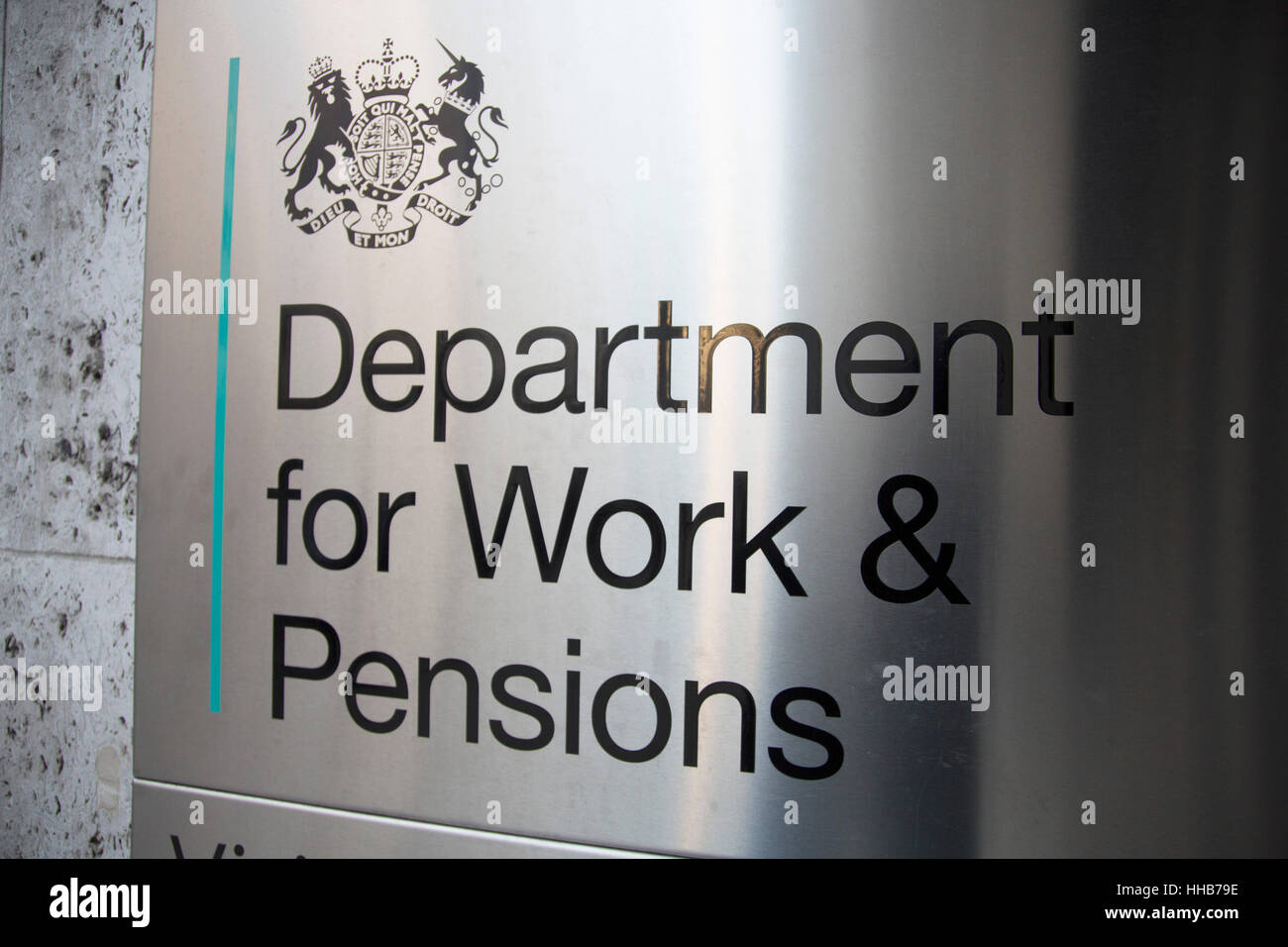 Ministère du Travail et des pensions à Londres, Angleterre, Royaume-Uni. Le  ministère du Travail et des pensions, le DWP, est responsable pour la  protection sociale, les retraites et la politique d'entretien. Comme