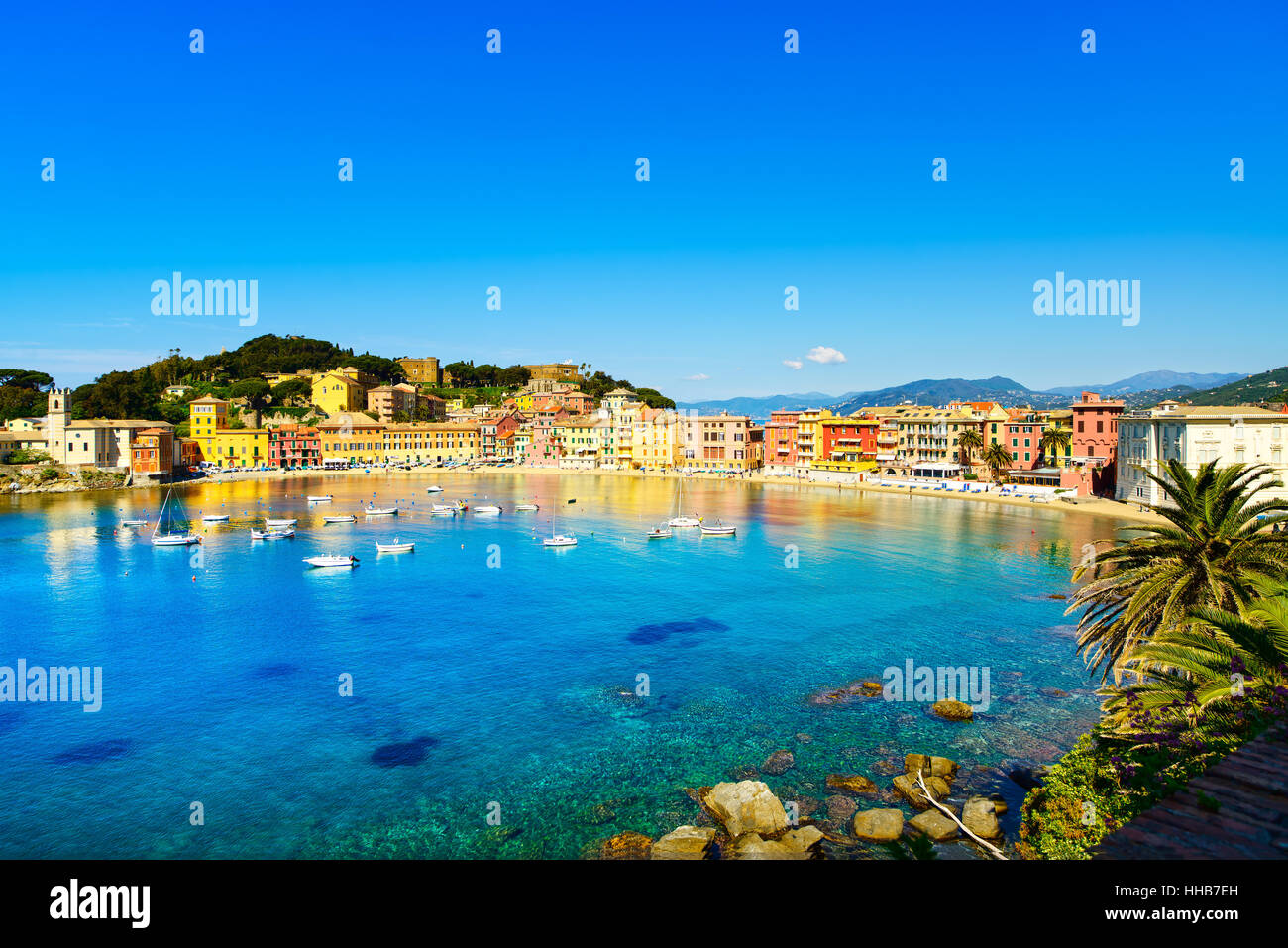 Sestri Levante silence bay ou Baia del Silenzio sea harbor et plage vue sur le matin. Ligurie, Italie. Banque D'Images